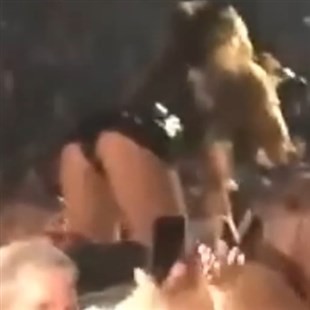 Ariana Grande Still Flaunting Her Ass On Tour