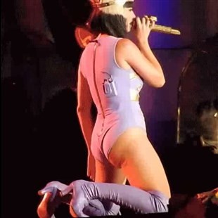 Katy Perry Flexing Her Butt Cheeks In Concert