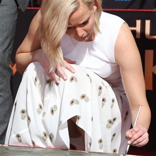 Jennifer Lawrence Shows Her Mound In Upskirt Panties Pics