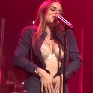 JoJo Strips Down And Flaunts Her Tits In Concert