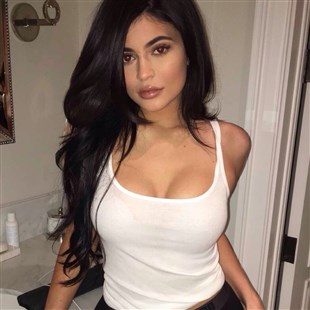 Kylie Jenner Flaunts Her Boobs On Snapchat