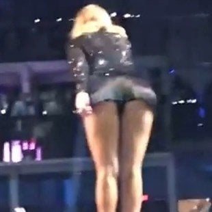 Taylor Swift Shows Off Her Slutty New Concert Moves