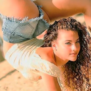 sofie dossi breasts Sofie Dossi Ass Stretching And Bikini Boobs