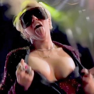 Miley Cyrus  nackt
