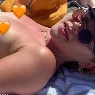 Florence Pugh Topless Nude Beach Candid Photos